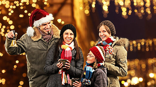 familie weihnachtsmarkt gluehwein punsch 