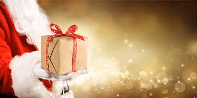 Weihnachtsmann mit Geschenk