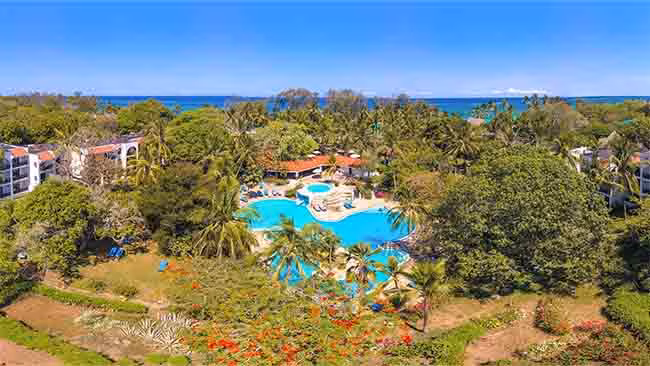 Kenia, Diani Sea Resort, Pool und Gartenanlage