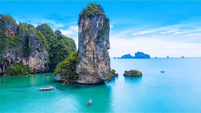 Thailand Krabi, Felsen in Bucht mit Booten