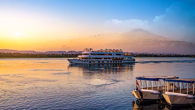 Ägypten - Nil, Schiff im Sonnenuntergang
