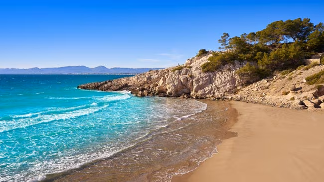Spanien - Costa Dorada, Bucht in Salou mit kristallklarem Wasser