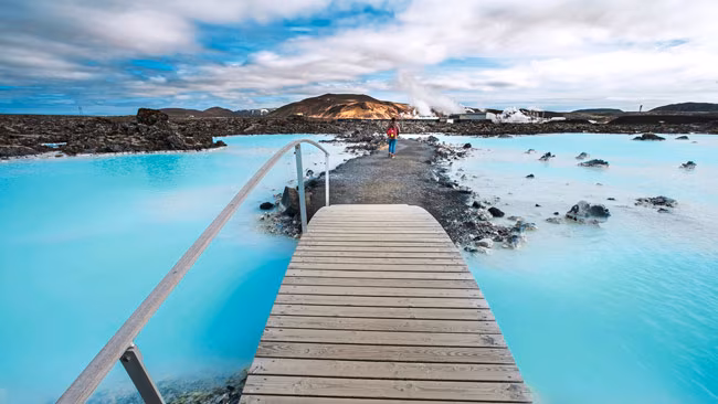 Island - Blaue Lagune mit türkisfarbenen Wasser und hölzeren Steg