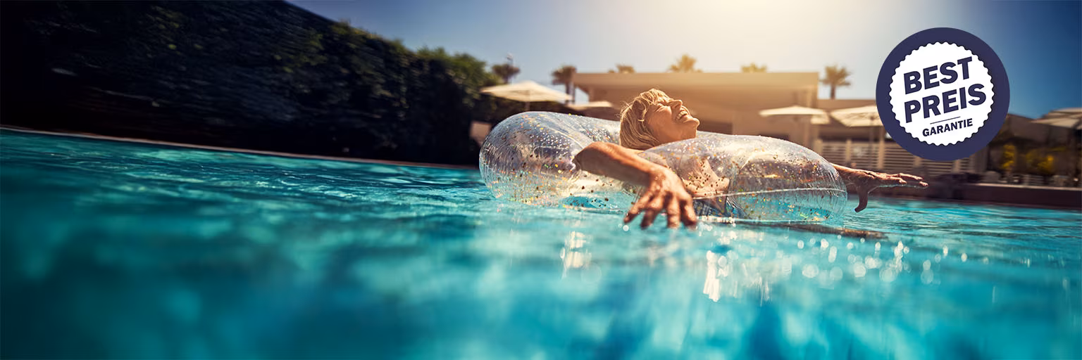 Kampagnenvisual Best Preis Garantie, Glückliche Frau in Schwimmreifen im Pool, Störer mit "Best Preis Garantie"