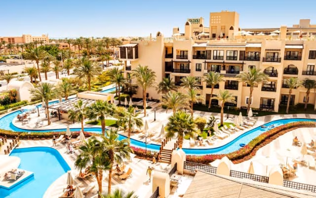 Hotel Aussenansicht mit Pools und Palmen