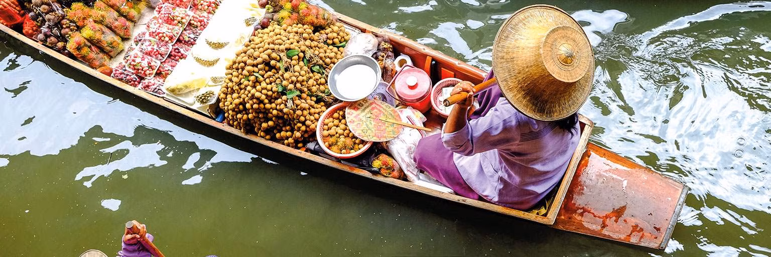 Händlerin auf dem Floating Market bei Bangkok