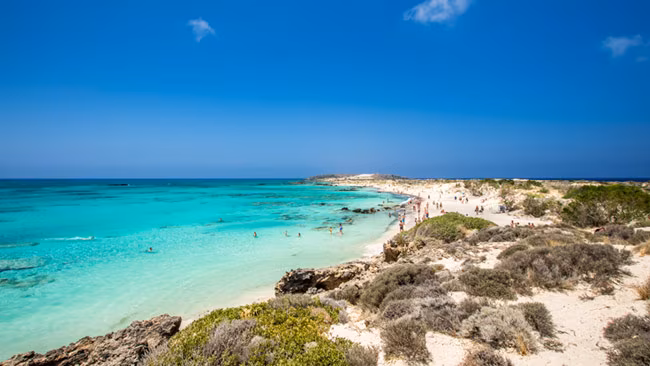 Griechenland Kreta, Elafonissi Starnd mit kristallklares Meer mit Lagune