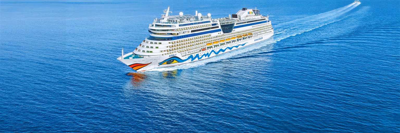 Außenaufnahme Kreuzfahrtschiff AIDAsol im Meer, AIDA Cruises