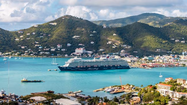 Mein Schiff 1 Kreuzfahrtschiff im Hafen von Tortola in der Karibik