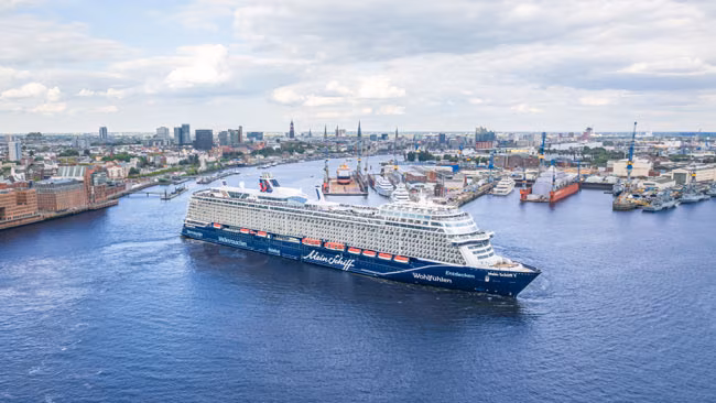 Mein Schiff 7 Kreuzfahrtschiff im Hamburger Hafen, Ostsee