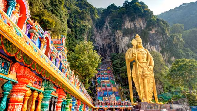 Batu-Höhlen mit der goldenen Statue von Lord Murugan in Kuala Lumpur, Malaysia