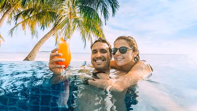 Paar am Pool, mit Cocktail, All Inclusive