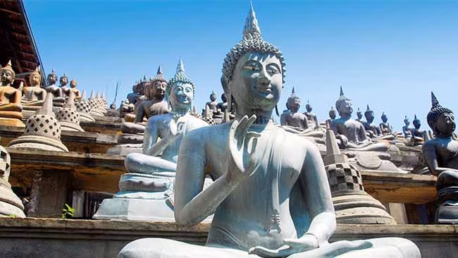 Sri Lanka, Tempel mit Statün