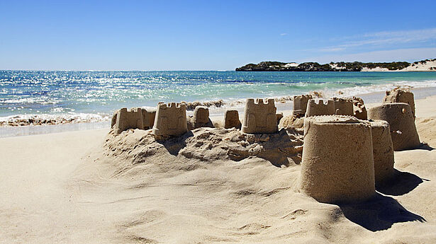 Cluburlaub italien strand sandburgen