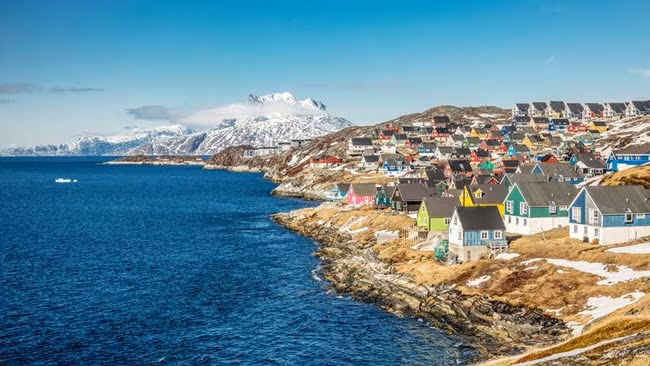 Bunte Häuser in Nuuk an der Westküste Grönlands