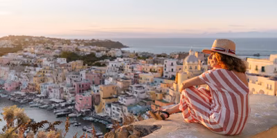 Procida Island Frau Blickt auf Stadt Sonnenuntergang Single Singlereisen