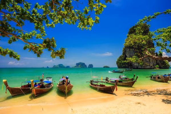 Strand mit Fischerbooten auf Ko Samui in Thailand Strand mit Booten Ko Samui