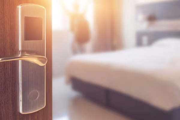Hotel, Blick in Zimmer mit Bett