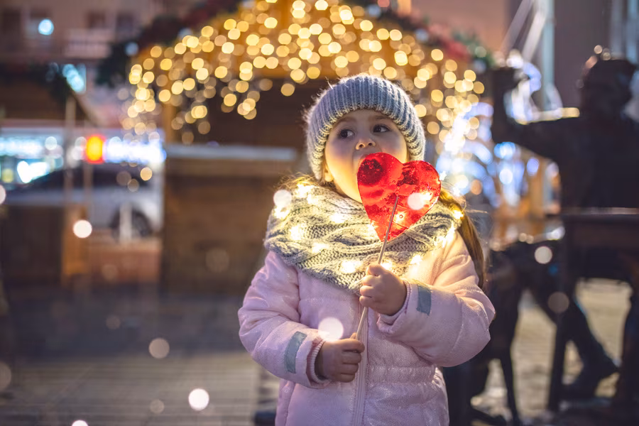 Mädchen auf Weihnachtsmarkt