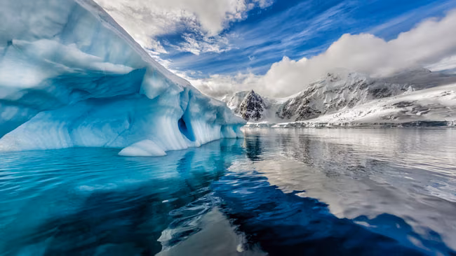 Antarktis, Eisberg schwebt in Andord Bay auf Graham Land