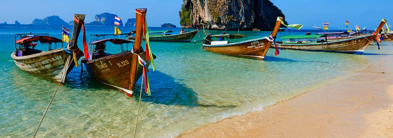 Thailand Sandstrand mit Typischen Booten