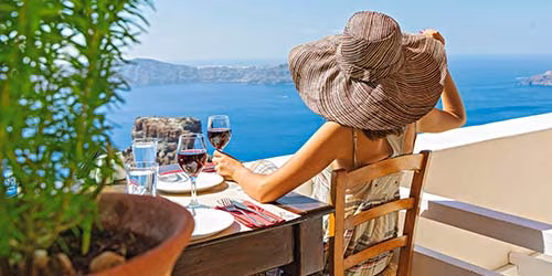 Sommerurlaub, Frau auf Terrasse
