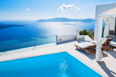 Moderne Poolanlage mit Blick aufs Meer