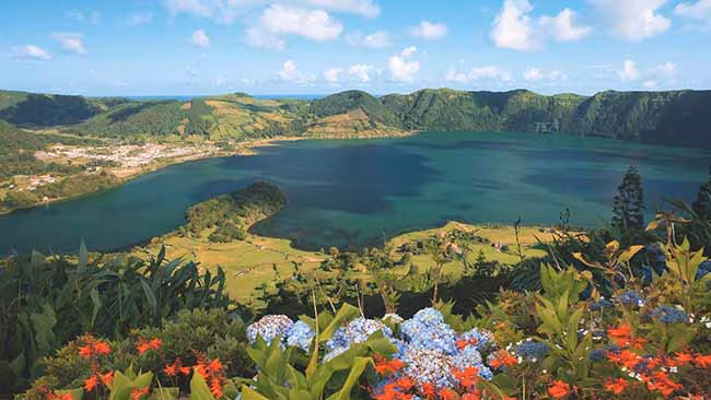 Portugal - Azoren, Insel Sao Miguel, Blick auf See und Blumen
