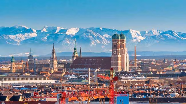 Deutschland - Bayern, Blick auf München mit Alpen im Hintergrund