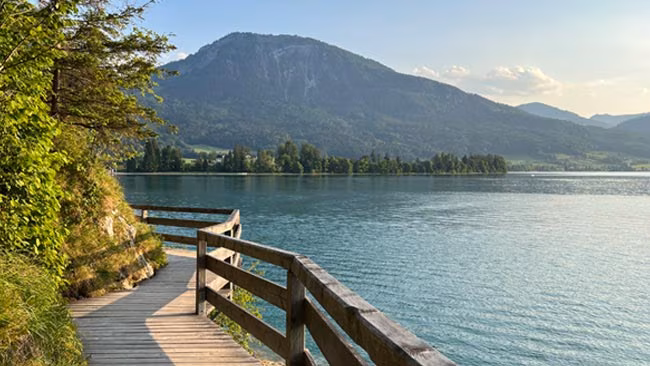 Bergwanderweg rund um den Wolfgangsee im Salzkammergut, Österreich