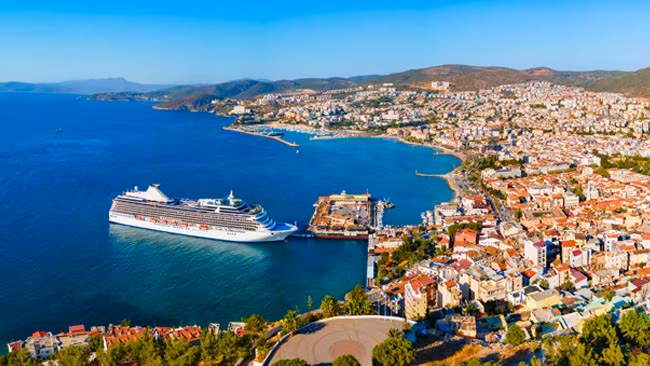 Kreuzfahrtschiff im Hafen von Kusadasi, Türkei