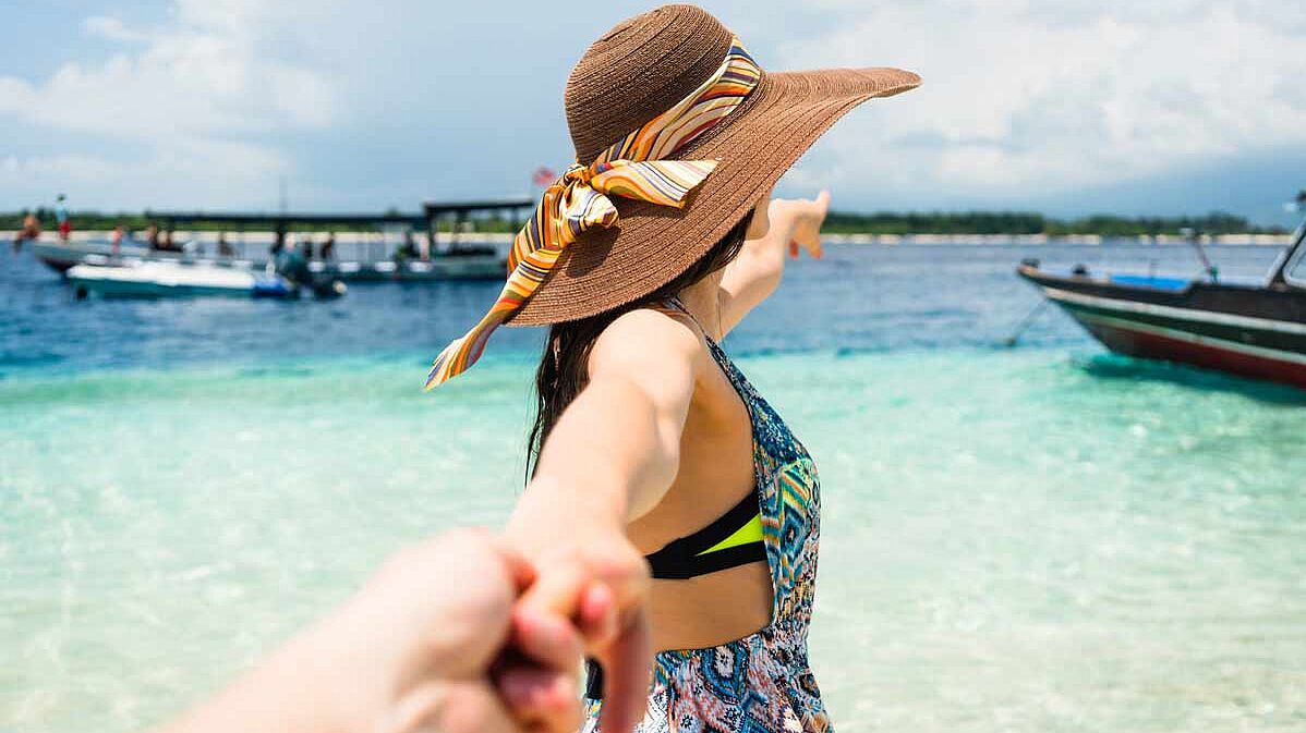 inselurlaub-frau-hut inselurlaub-frau-hut