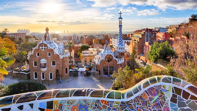 Park Güell mit Blick auf Barcelona Stadt an der Costa Brava, Spanien