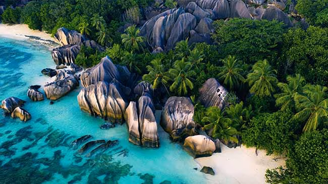 Indischer Ozean - Seychellen, Traumstrand mit Palmen und Felsen