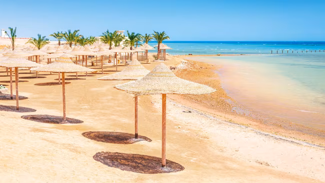 Strandabschnitt mit Kristallklaren Meer in Hurghada, Ägypten