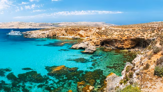 Malta - Blaue Lagune mit Felsen auf Comino, Badebucht