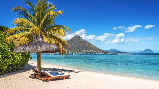 Asien - Indischer Ozean, Mauritius, Tropischer Strandabschnitt mit Liegestuhl und Sonnenschirm am Meer
