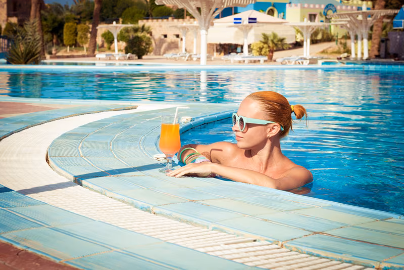 Frau im Pool Cocktail