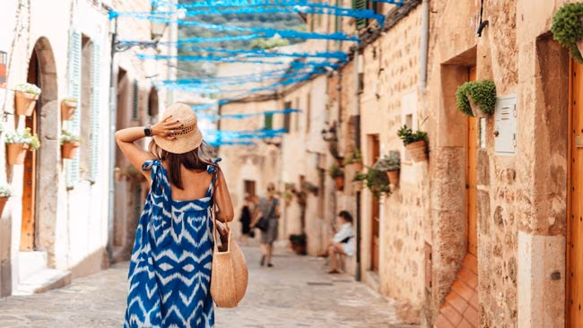 Spanien - Mallorca, Frau schlendert durch Gassen in Valldemossa