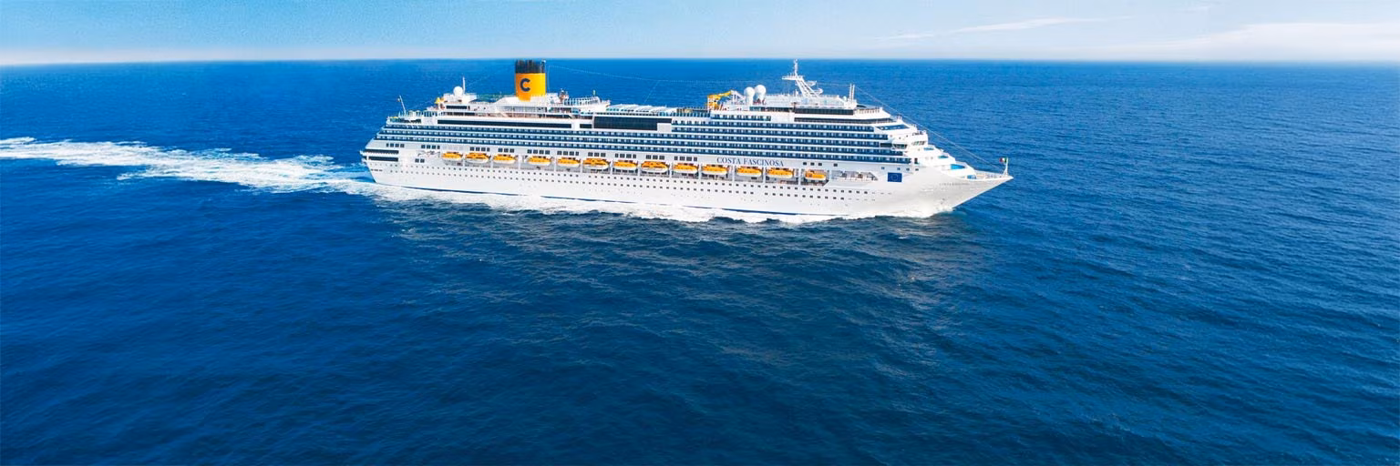 Kreuzfahrtschiff Costa Fascinosa im Meer