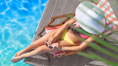 Frau am Pool Urlaub
