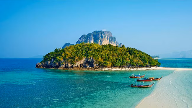 Thailand - Krabi, Insel mit Felsen und Booten auf einer schmalen Landzunge im kristallklaren Wasser