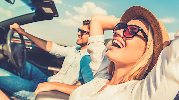 eigenanreise paar auto