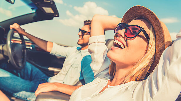 eigenanreise paar auto