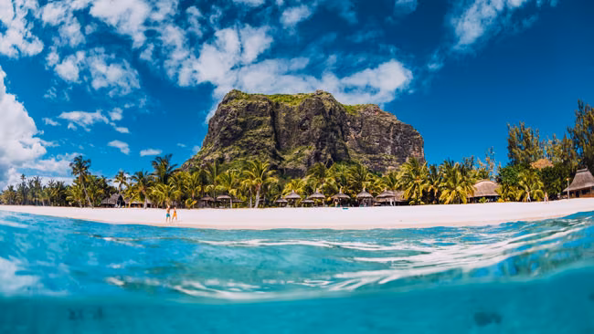 Asien - Indischer Ozean, Mauritius, Luftaufnahme eines tropischen Strandes