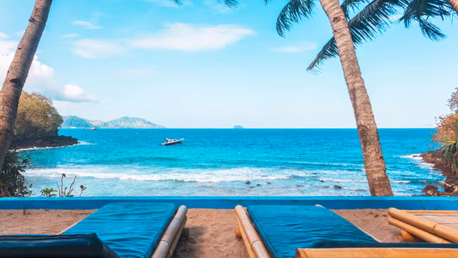 Indonesien - Bali, Secret Beach mit 2 Liegestühlen am Strand und Blick aufs Meer