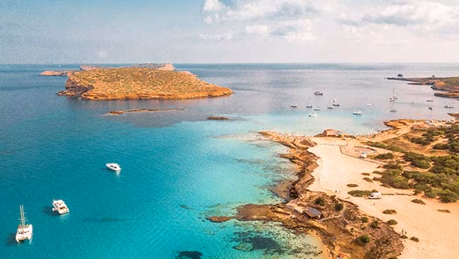 Spanien - Balearen, Ibiza, Schöne Bucht mit Schiffen