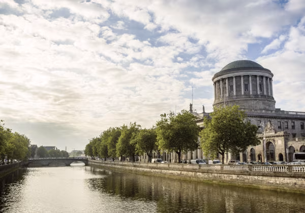 Dublin Four Courts am Liffey