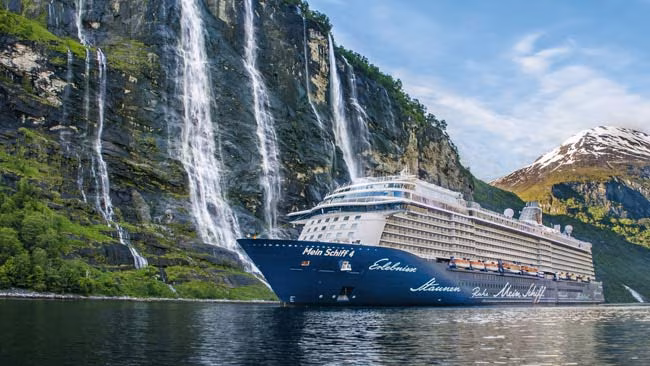 Mein Schiff 4 Kreuzfahrtschiff vor einem Wasserfall, Nordeuropa