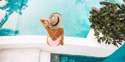 Frau am Pool